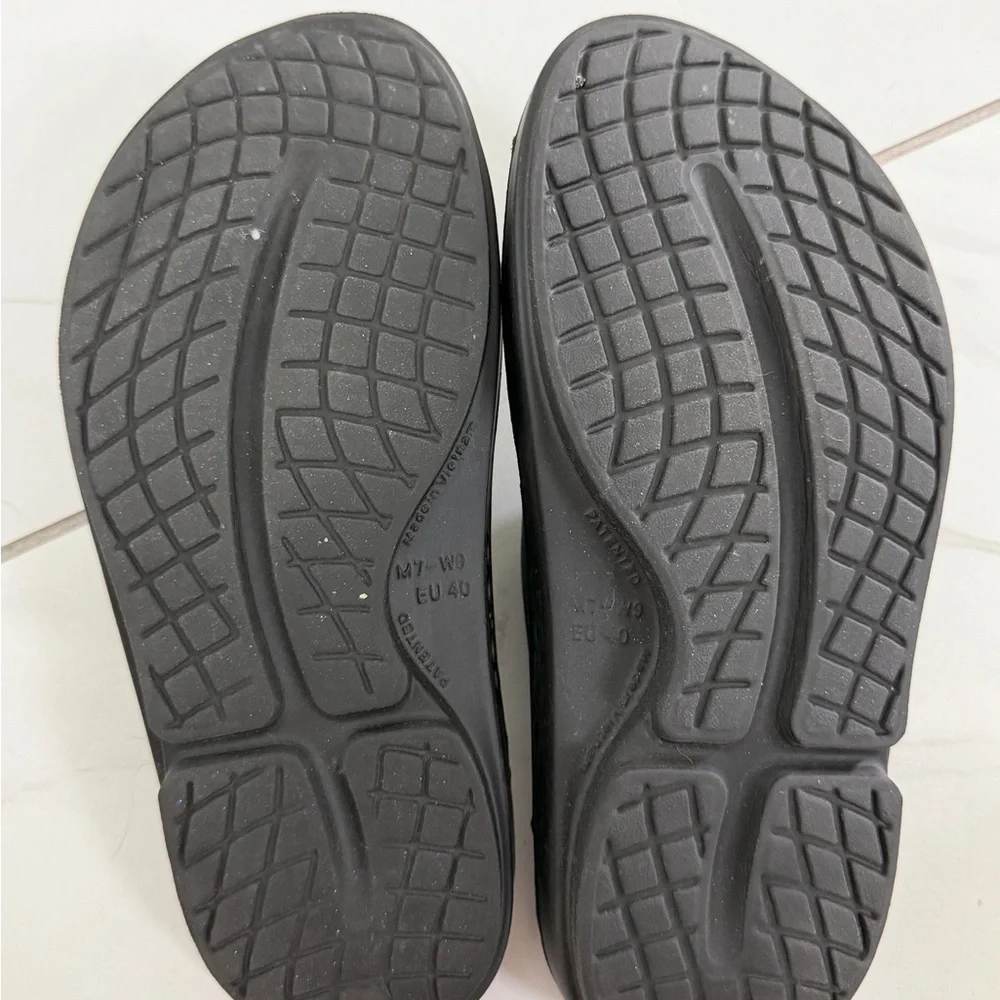 Black Slide Sandals - Oofos